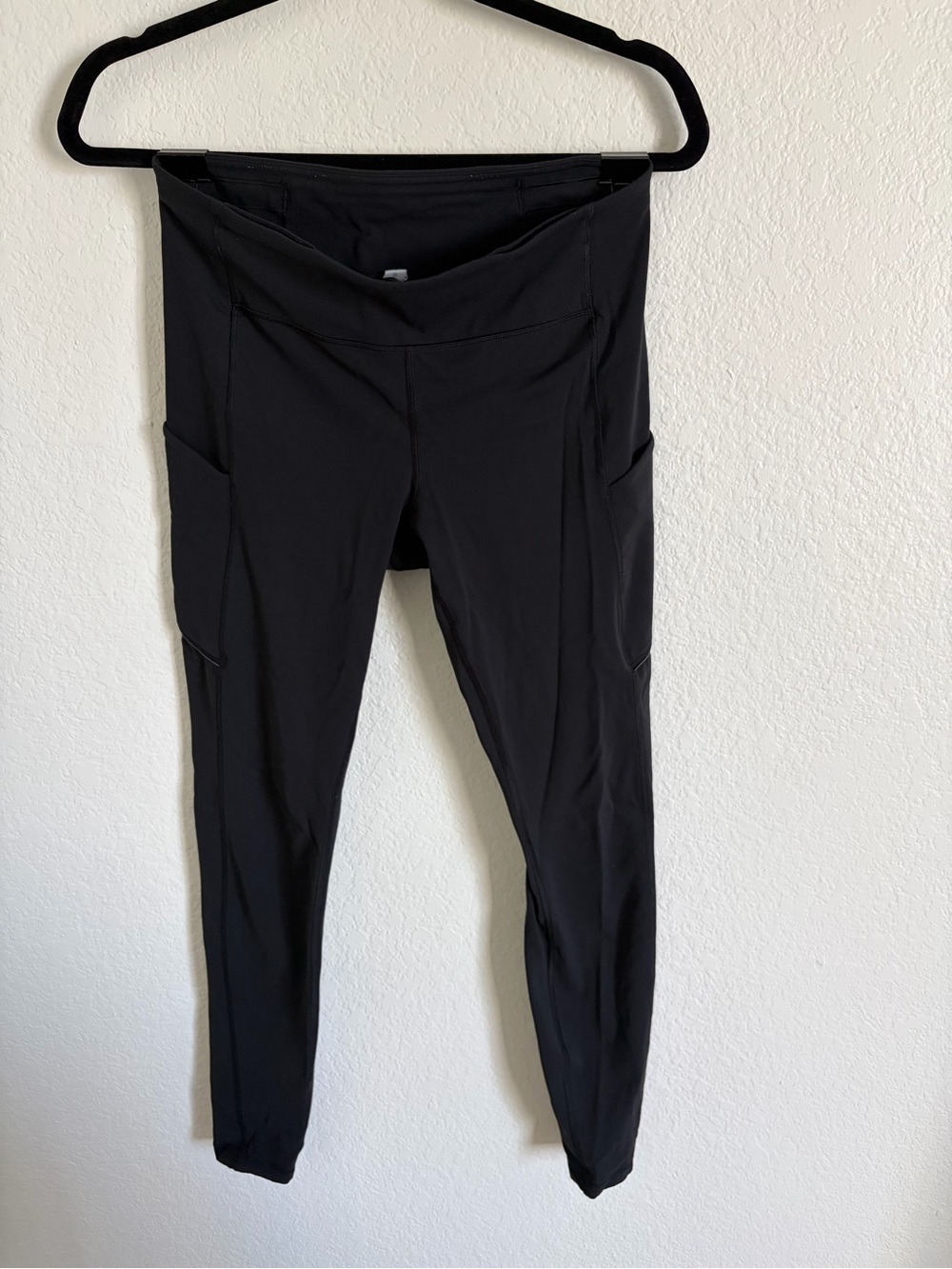 Women's Lululemon Black High-Rise Leggings with Side Pockets